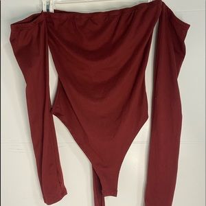 Marrón off the shoulder long sleeve bodysuit.